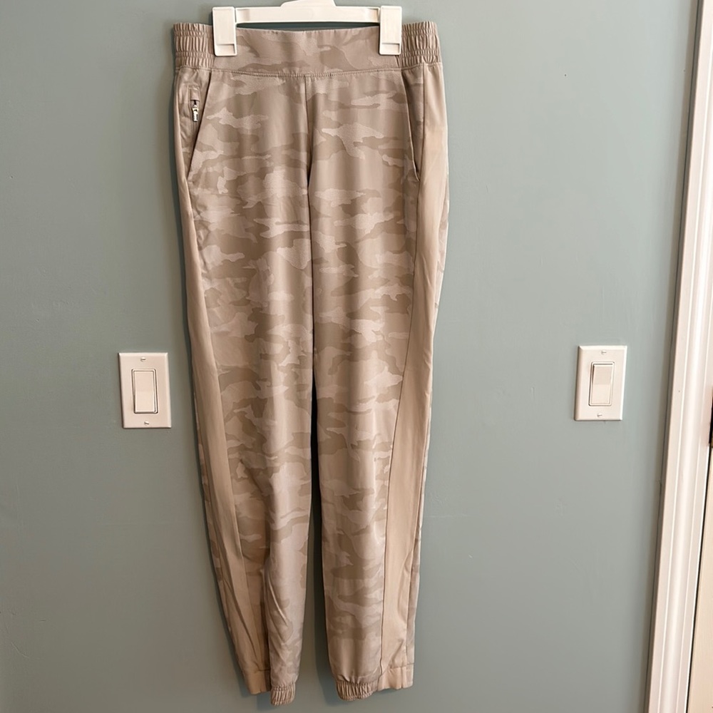 Athleta camo Brooklyn joggers, size 2. Great condition!